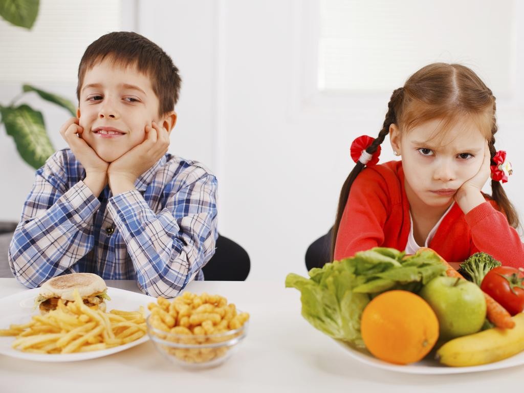 KIDS-EATING-HEALTHY-VS-JUNK-FOOD